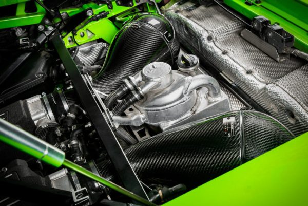 Alternative view of Eventuri Lamborghini Huracan - Black Carbon Intake